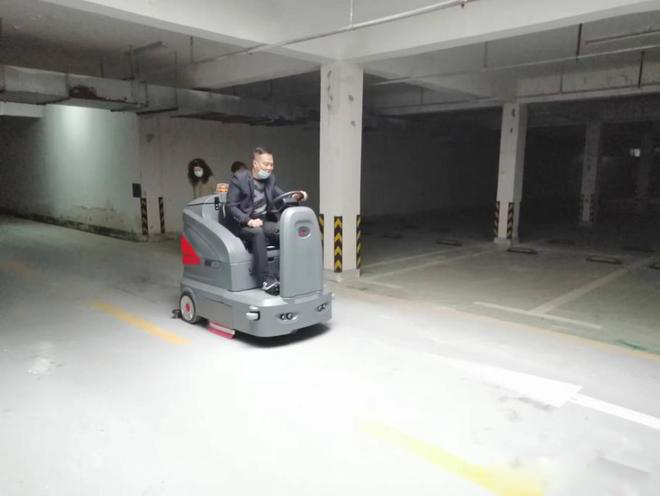 固原小区物业保洁不用人力改用驾驶式洗地机了